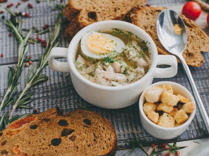 پروٹین کی خوراک کے لیے انڈے کے ساتھ چکن کا سوپ