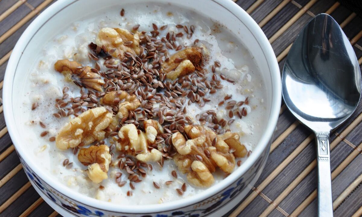 دودھ کے ساتھ فلیکسیڈ دلیہ - وزن کم کرنے والوں کی غذا میں ایک صحت مند ناشتہ